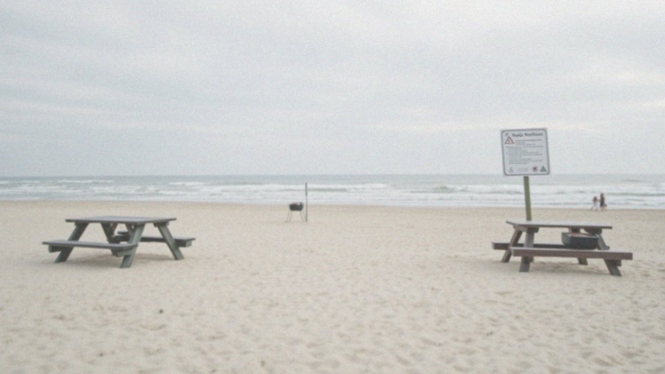 Jak władze gminy regulują grillowanie na plaży?