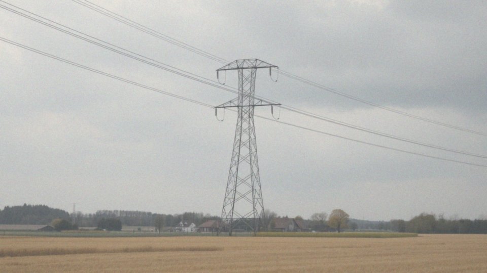 Jakie są obawy zdrowotne związane z obecnością linii 110 kV nad budynkami?